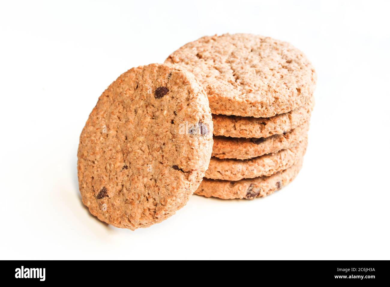 Cookie chip isolati su sfondo bianco. Biscotti dolci al tè. Alimentazione dieta Foto Stock