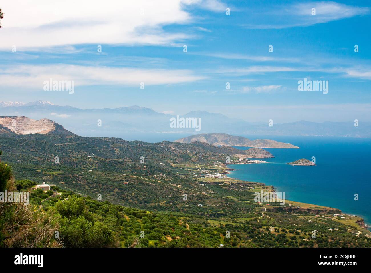 Splendida vista della baia di Mirabello. Nei pressi di Sitia e Agios Nikolaos. Paesaggio con mare turchese, montagne e natura verde. Foto Stock