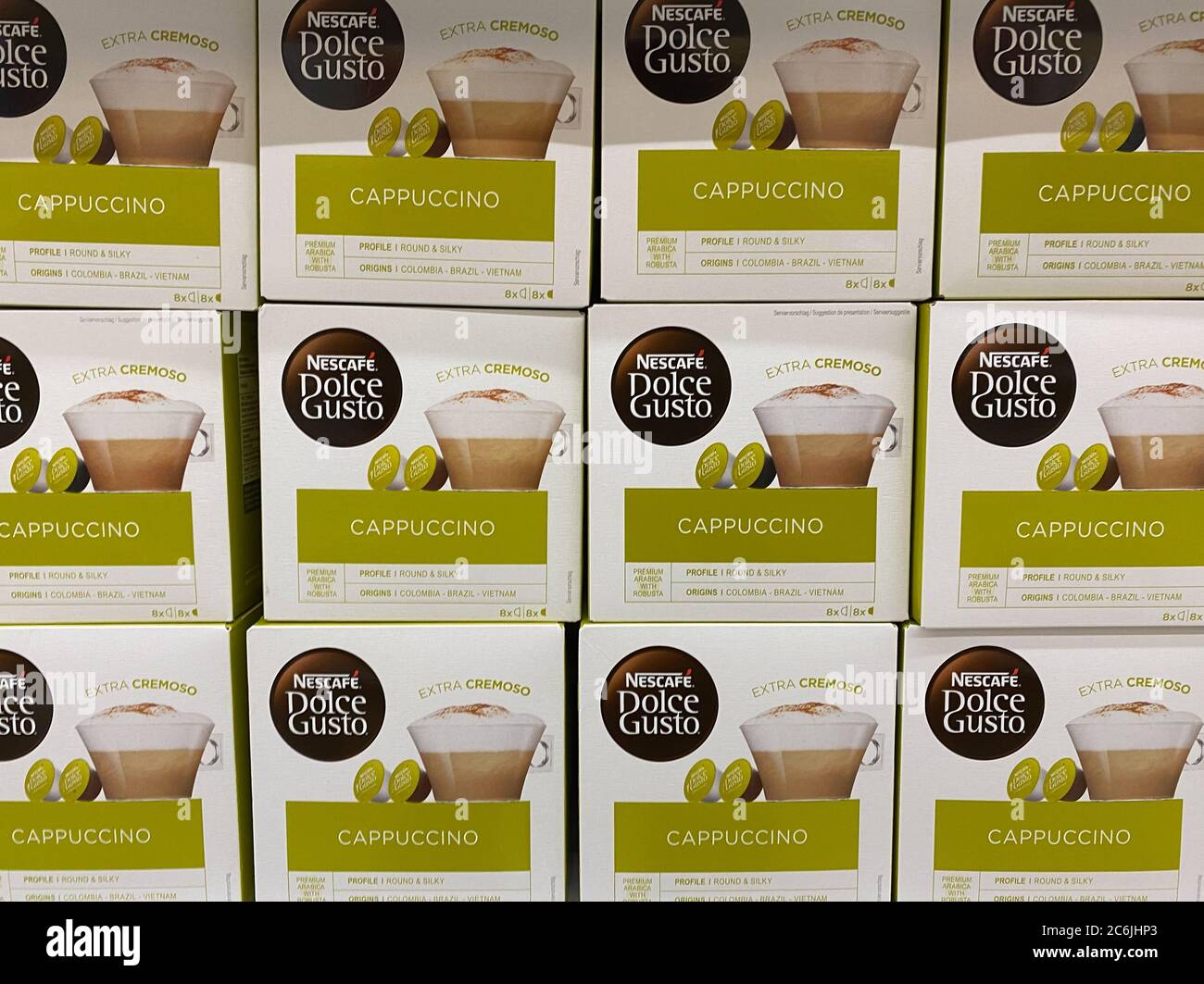 Viersen, Germania - 9 luglio. 2020: Vista su una pila isolata di scatole con Nescafe dolce gusto caffè cappuccino capsule nel supermercato tedesco Foto Stock