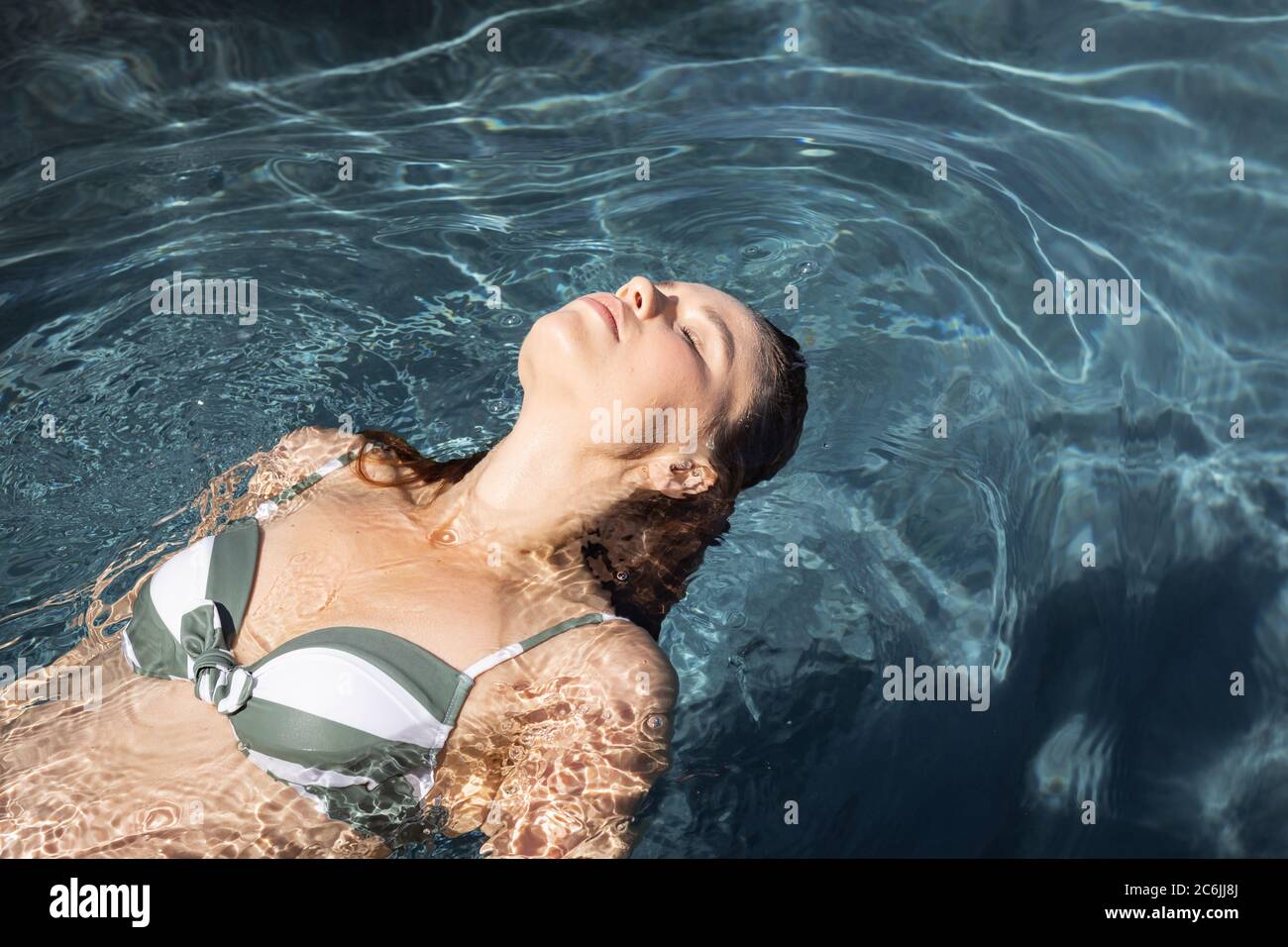 La donna a nuotare in piscina Foto Stock