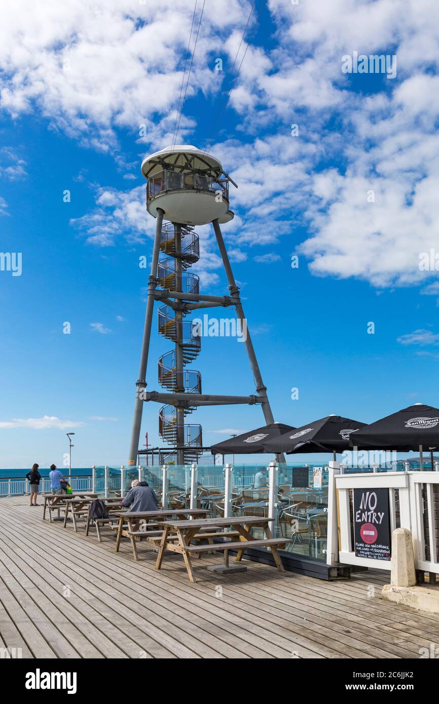 Key West Restaurant & Bar con piattaforma di lancio zip wire alla fine del molo di Bournemouth a Bournemouth, Dorset UK a luglio Foto Stock