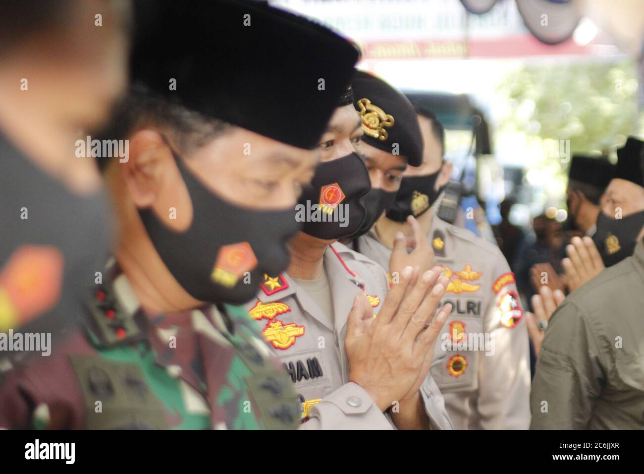 Indossando la maschera e il cappuccio coprioggetto era il comandante del Maresciallo dell'esercito nazionale indonesiano dell'esercito nazionale indonesiano Hadi Tjahjanto durante una visita di lavoro alla Scuola islamica di imbarco Supulul Huda Kembangsawit nel distretto di Kebonsari, reggenza di Madiun. All'evento hanno partecipato anche il capo della polizia nazionale indonesiana, il generale della polizia Idham Aziz [centro] e il governatore orientale di Java Khofifah Indar Parawansa. L'attività si è svolta nel contesto del silaturrahmi e del controllo dell'attuazione del "pesantren duro di emeru" durante la pandemia di Covid-19. (Foto di Ajun Ally/Pacific Press) Foto Stock