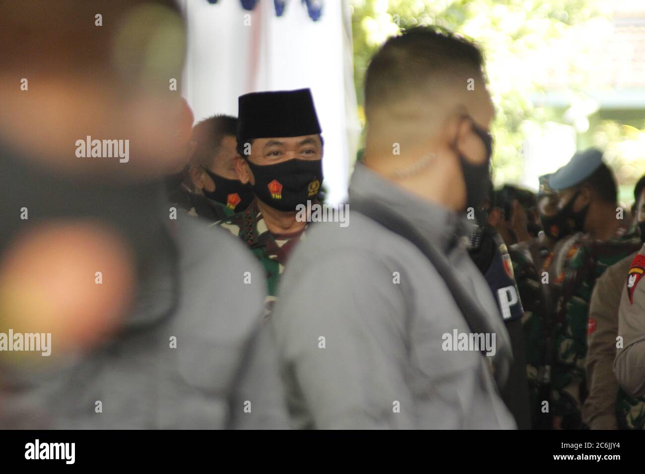 Indossando la maschera e il cappuccio coprioggetto era il comandante del Maresciallo dell'esercito nazionale indonesiano dell'esercito nazionale indonesiano Hadi Tjahjanto durante una visita di lavoro alla Scuola islamica di imbarco Supulul Huda Kembangsawit nel distretto di Kebonsari, reggenza di Madiun. All'evento hanno partecipato anche il capo della polizia nazionale indonesiana, il generale della polizia Idham Aziz [centro] e il governatore orientale di Java Khofifah Indar Parawansa. L'attività si è svolta nel contesto del silaturrahmi e del controllo dell'attuazione del "pesantren duro di emeru" durante la pandemia di Covid-19. (Foto di Ajun Ally/Pacific Press) Foto Stock