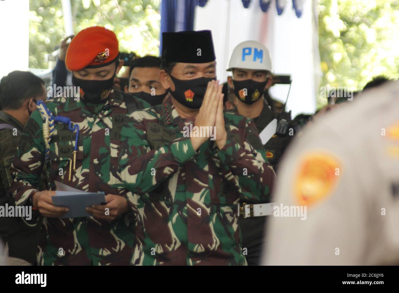 Indossando la maschera e il cappuccio coprioggetto era il comandante del Maresciallo dell'esercito nazionale indonesiano dell'esercito nazionale indonesiano Hadi Tjahjanto durante una visita di lavoro alla Scuola islamica di imbarco Supulul Huda Kembangsawit nel distretto di Kebonsari, reggenza di Madiun. All'evento hanno partecipato anche il capo della polizia nazionale indonesiana, il generale della polizia Idham Aziz [centro] e il governatore orientale di Java Khofifah Indar Parawansa. L'attività si è svolta nel contesto del silaturrahmi e del controllo dell'attuazione del "pesantren duro di emeru" durante la pandemia di Covid-19. (Foto di Ajun Ally/Pacific Press) Foto Stock