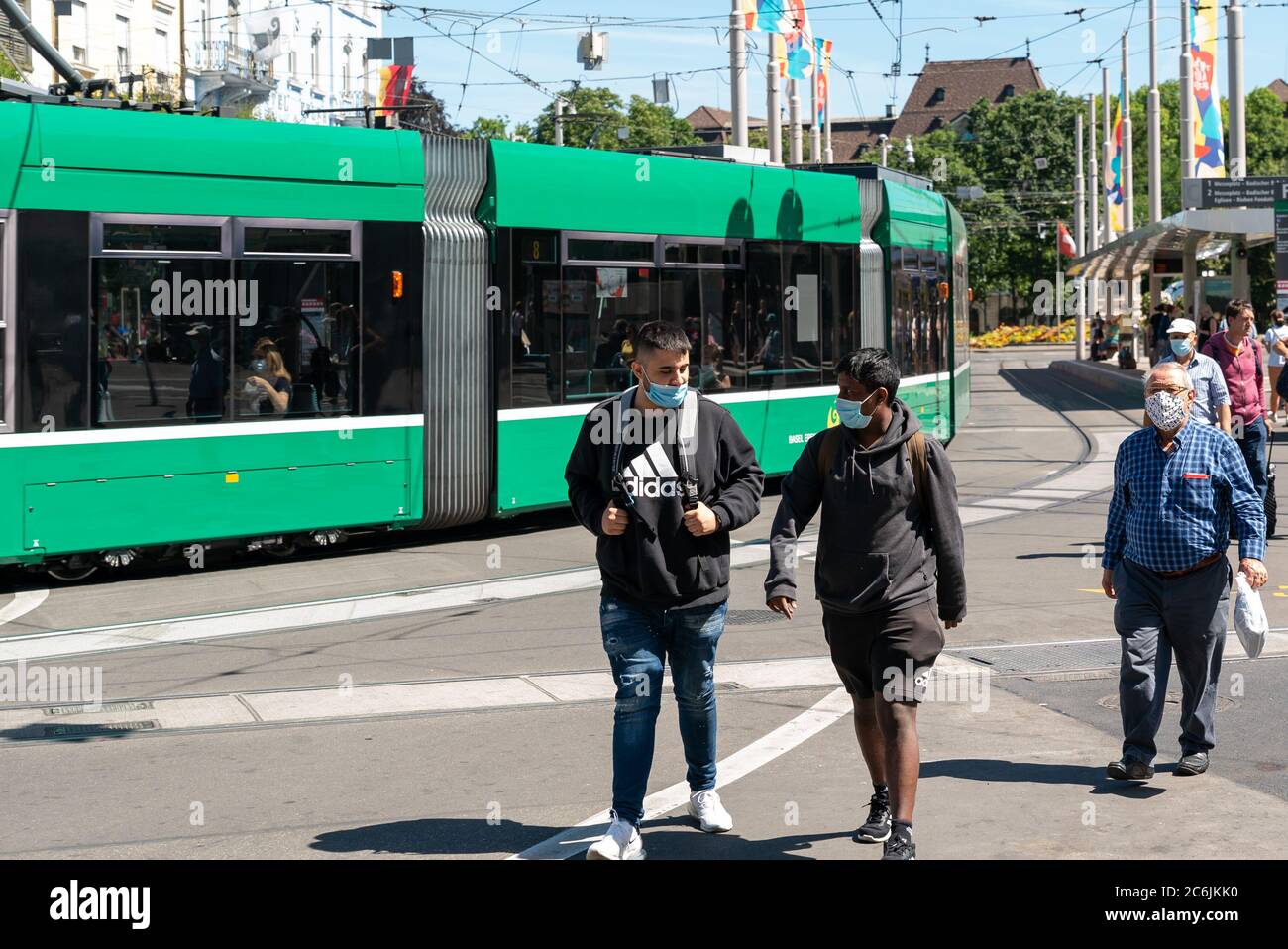 Basilea, BL / Svizzera - 8 luglio 2020: Le normative del governo svizzero impongono ai viaggiatori di indossare maschere facciali quando si utilizzano i trasporti pubblici Foto Stock