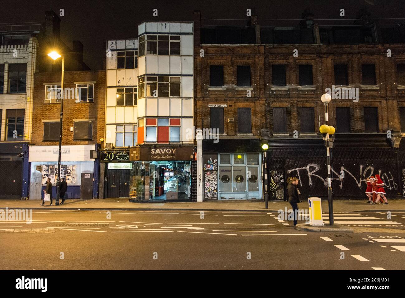 Ora demoliti i fronti dello shopping vittoriano su Norton Folgate, Shoreditch High Street, Londra, Regno Unito Foto Stock