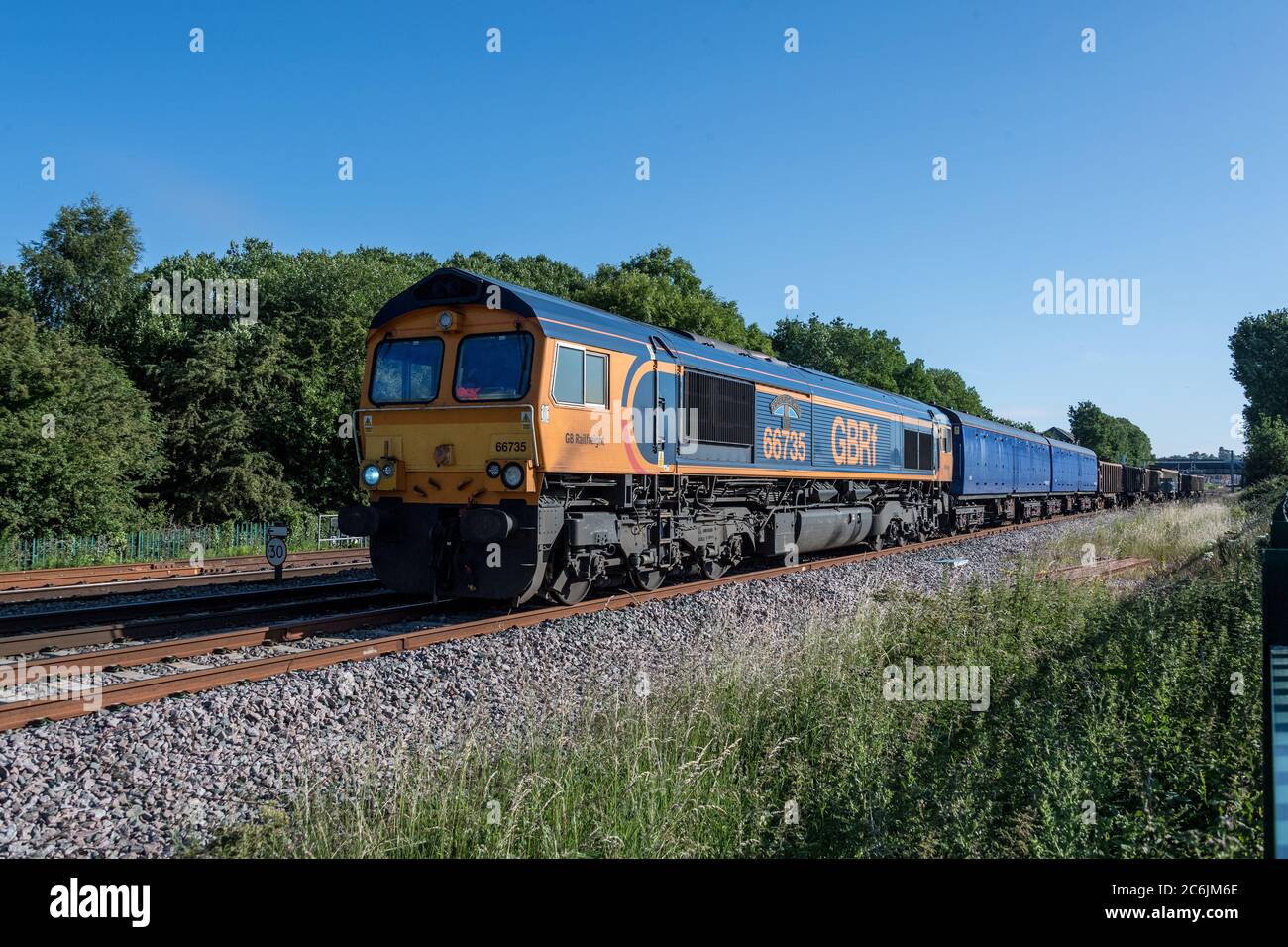 66735 conduce 2 pullman barriera e 7 carri lungo il giro a Bromsgrove il 6Z84 marzo su Sidings - Long Marston. Foto Stock