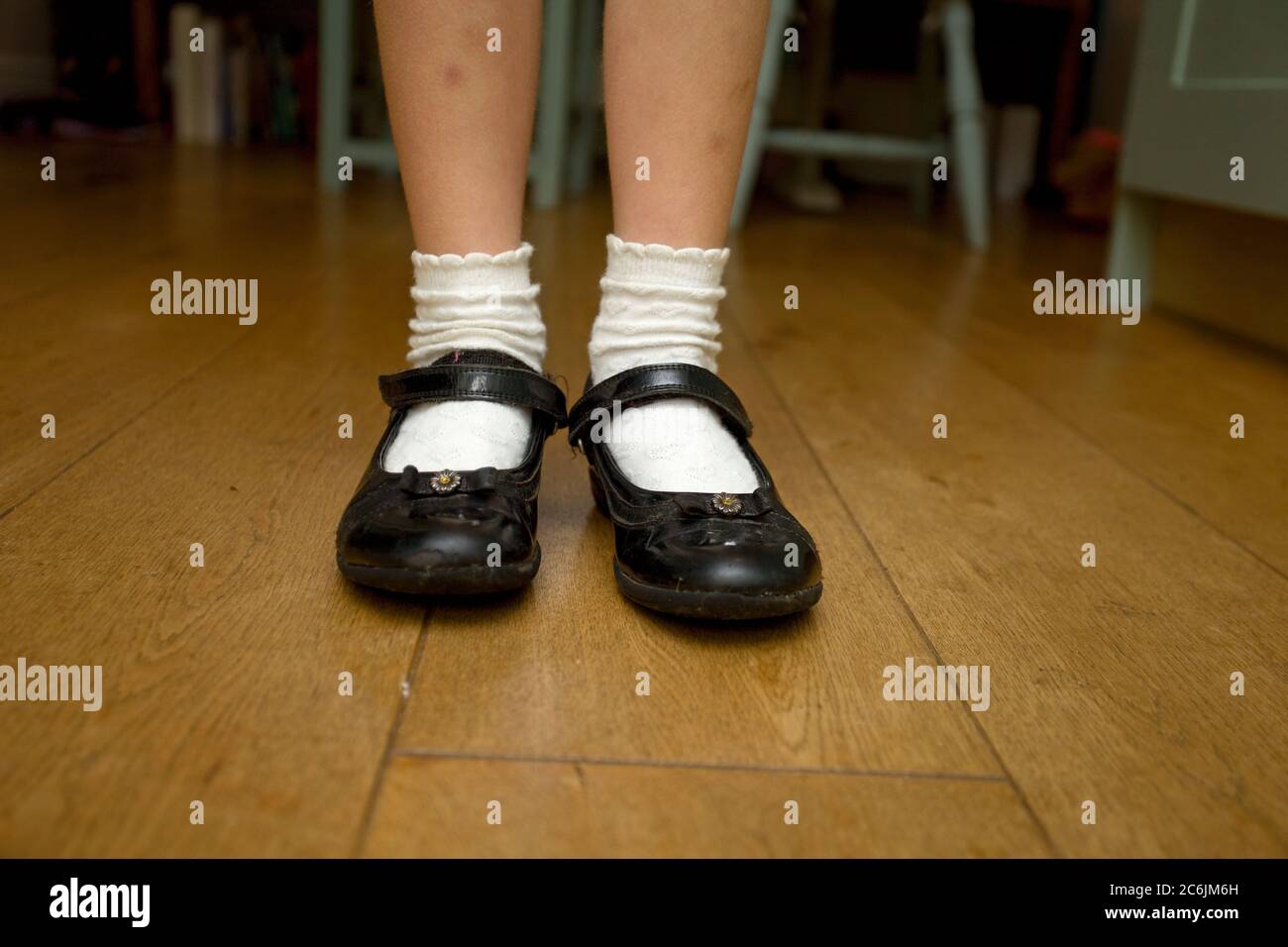 Ragazza giovane con scarpe e calzini Foto Stock
