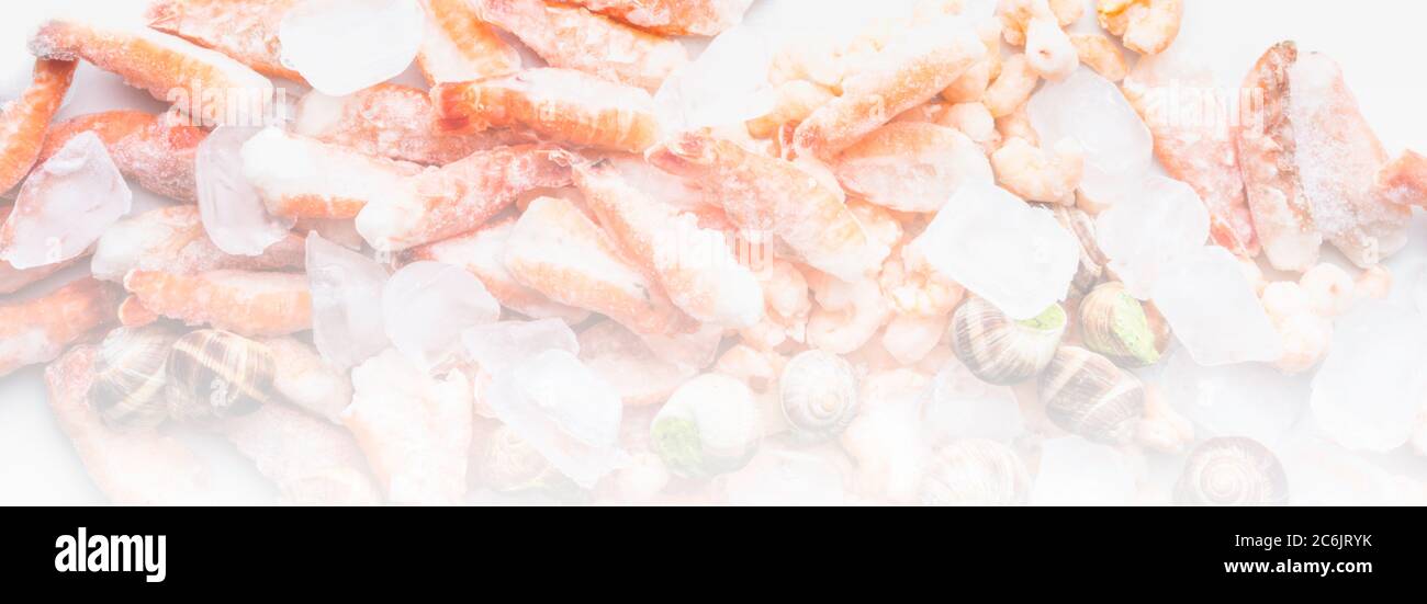 Assortimento di pesce surgelato su cubetti di ghiaccio, gamberi, lumache di molluschi Babylonia areolata, langoustine, ricche di iodio, antiossidanti e vitamina, vicino Foto Stock