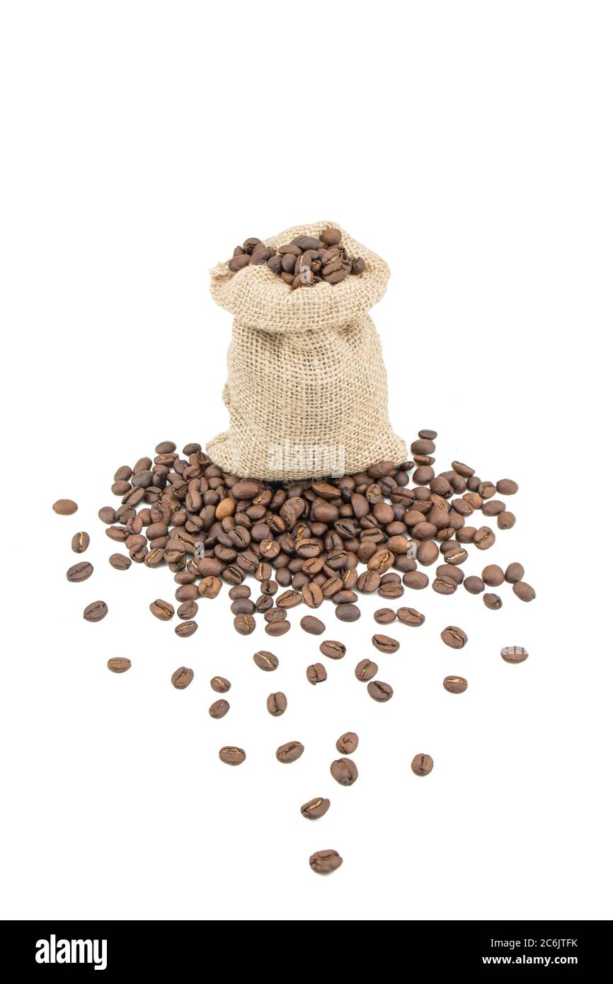 Sacco di caffè con fagioli. Isolate il caffè borsa su sfondo bianco. I chicchi di caffè isolato. Foto Stock