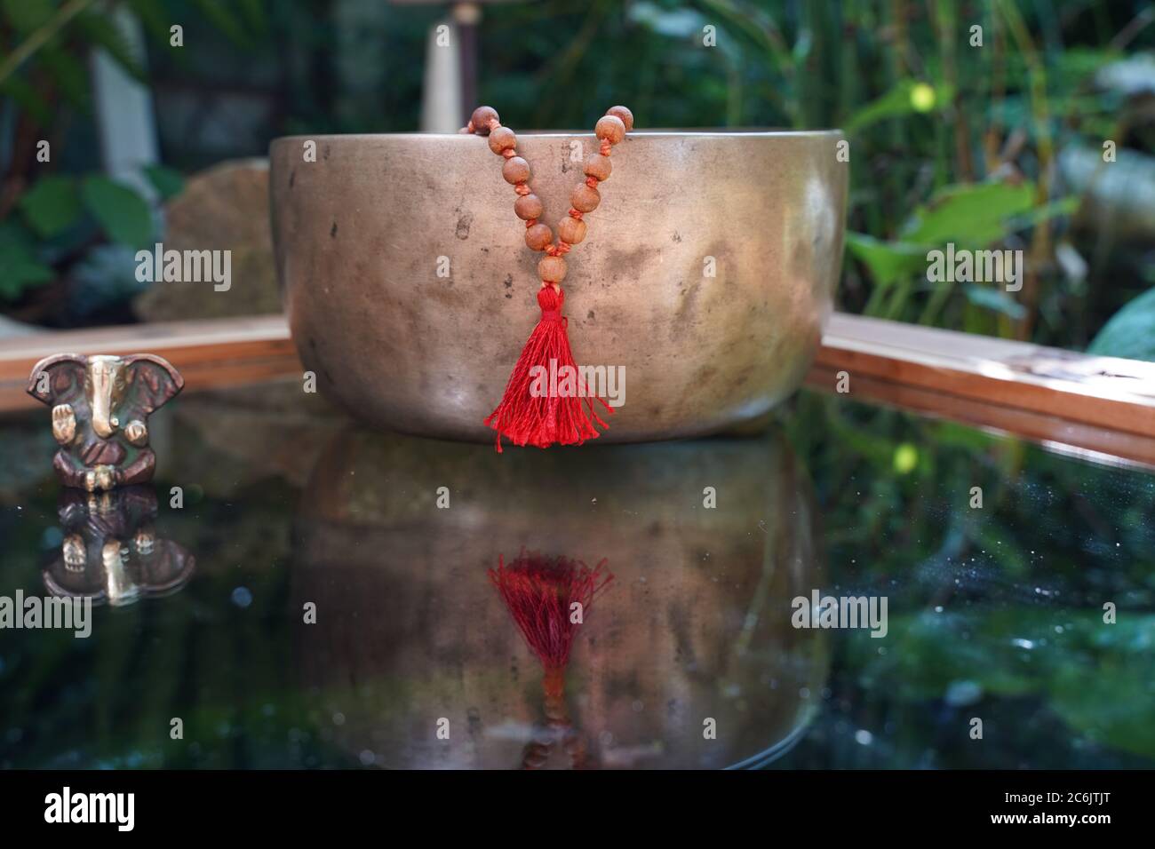 Botola tibetana di canto primo piano con il bel legno Mala e. Ganesha Deity per la guarigione del suono Foto Stock