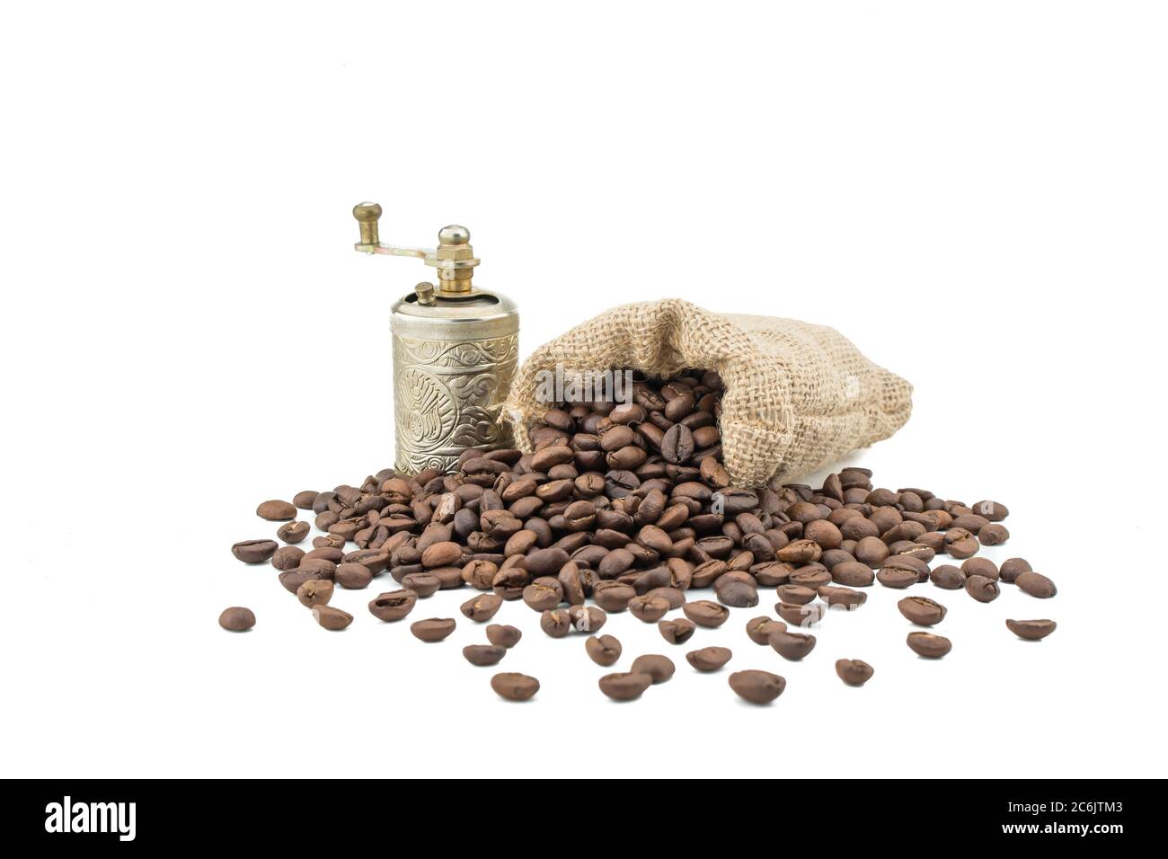 Sacco di caffè con fagioli e macinare. Isolate il caffè borsa su sfondo bianco. I chicchi di caffè isolato. Foto Stock