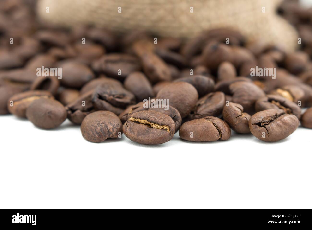 I chicchi di caffè sul sacco sfondo. Isolate il caffè borsa su sfondo bianco. I chicchi di caffè isolato. Foto Stock