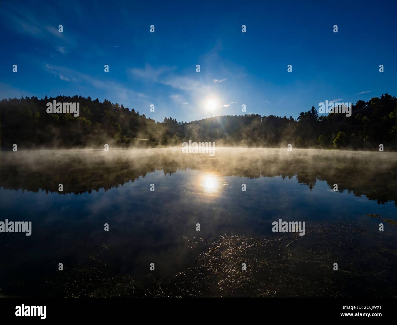 Lago Mrzla votica in Croazia Europa Primavera stagione mattina vapore luminoso che si alza dalla superficie dell'acqua Foto Stock