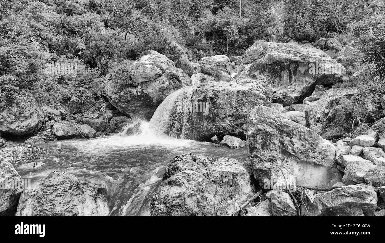 Belle cascate di montagna come visto da un drone, paesaggio di alpina Foto Stock