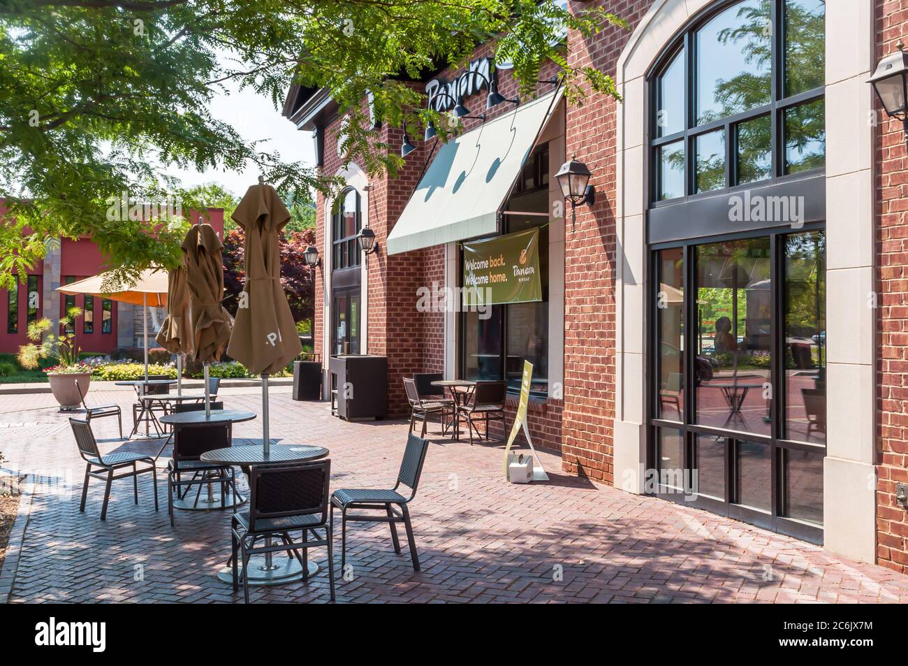 Un'area salotto con tavolo e sedie fuori della Panera Bread Company nel complesso commerciale Waterfront, Homestead, Pennsylvania, USA Foto Stock