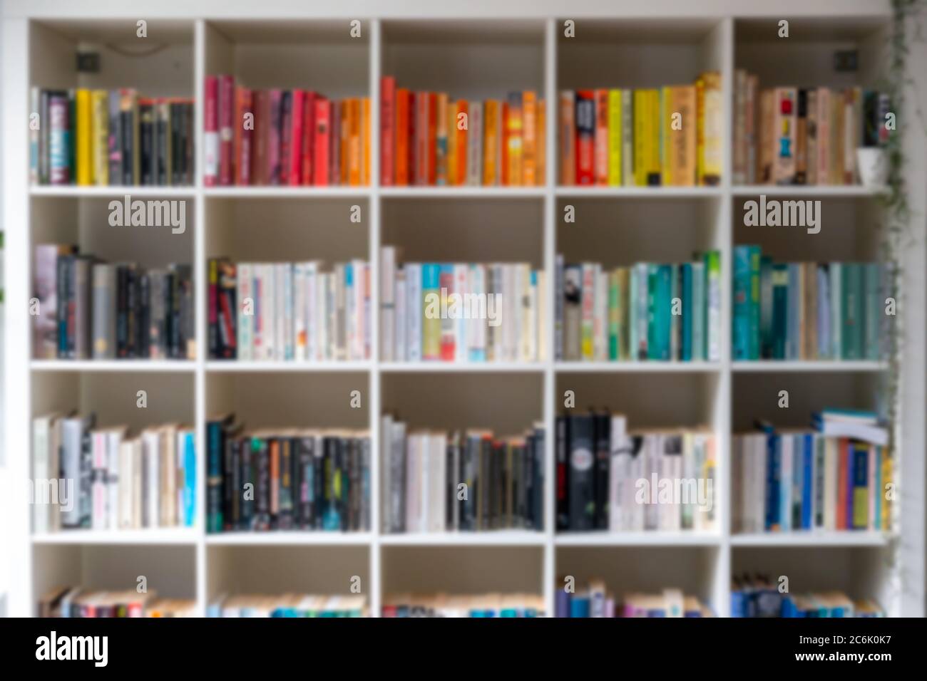 Immagine di sfondo sfocata di libreria/libreria di legno bianco piena di libri In un moderno arredamento di interni Regno Unito casa Foto Stock