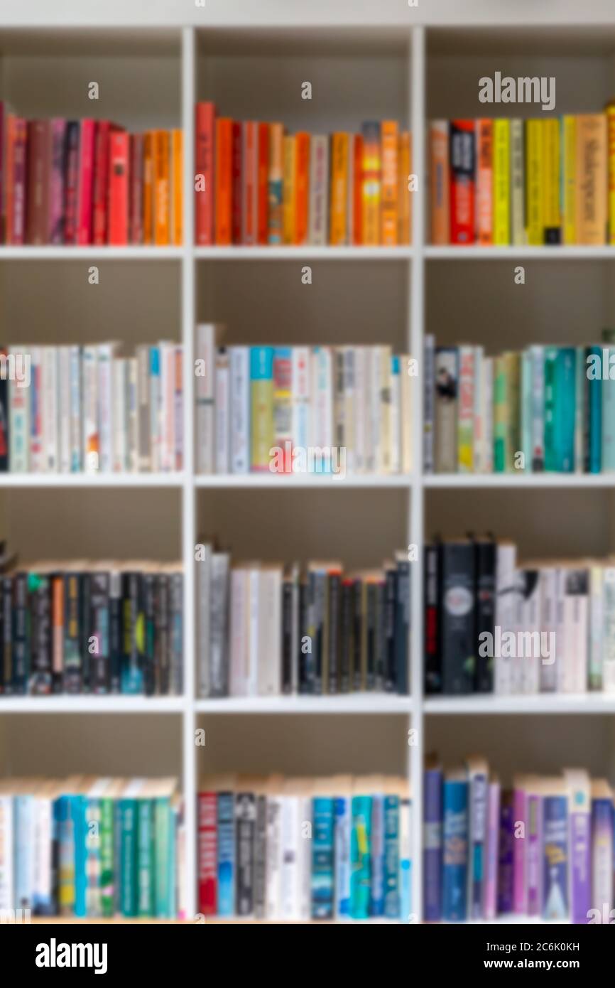 Immagine di sfondo sfocata di libreria/libreria di legno bianco piena di libri In un moderno arredamento di interni Regno Unito casa Foto Stock