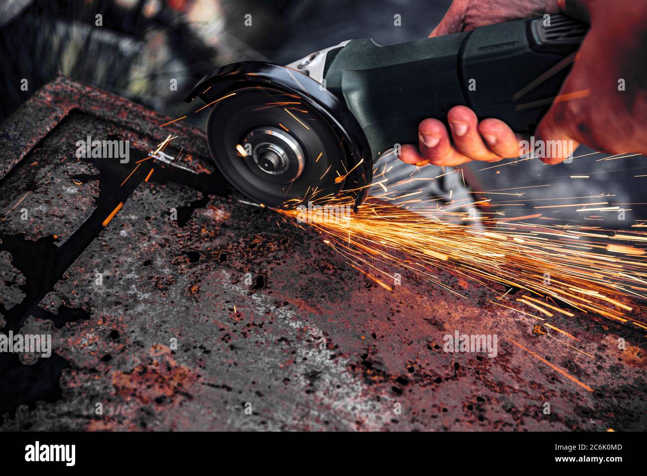 Taglio manuale del metallo, scintille durante la rettifica del ferro, primo piano Foto Stock