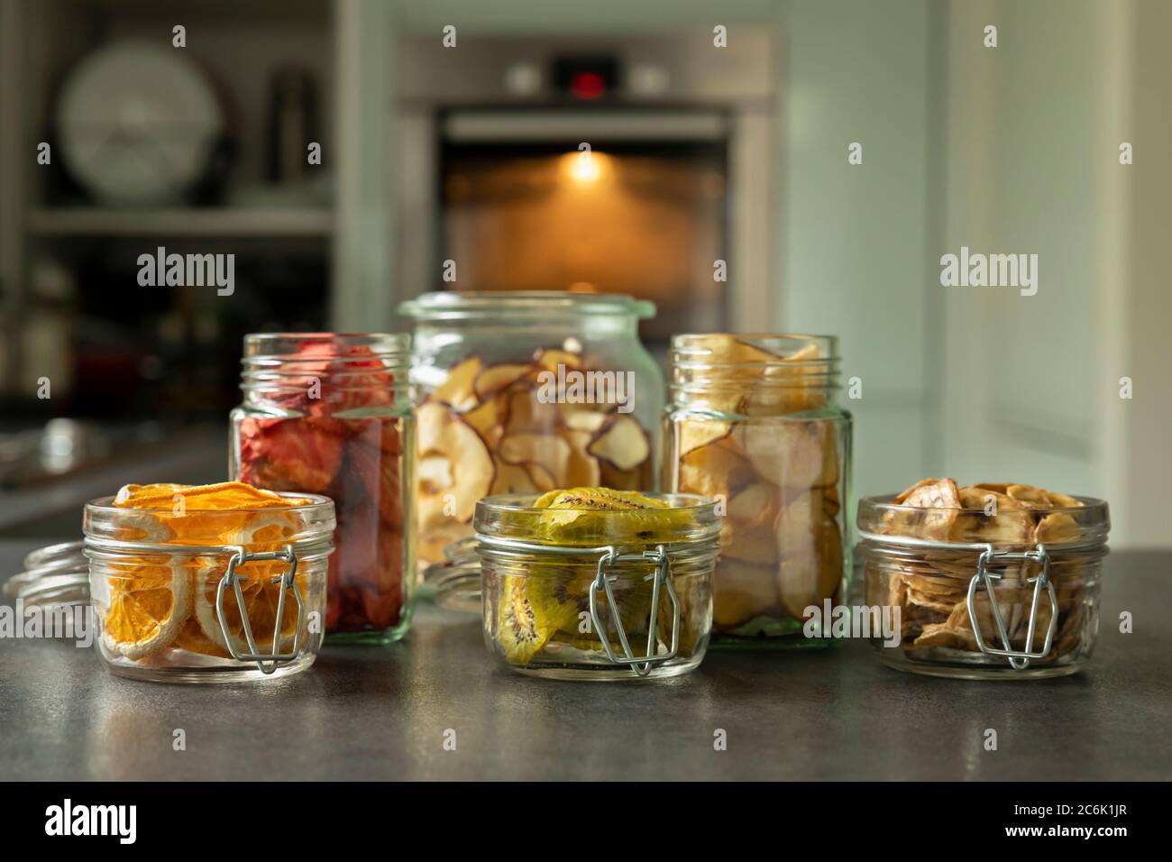Patatine di frutta di gusti diversi. Alimentazione dietetica. Snack naturali e sani. Foto Stock