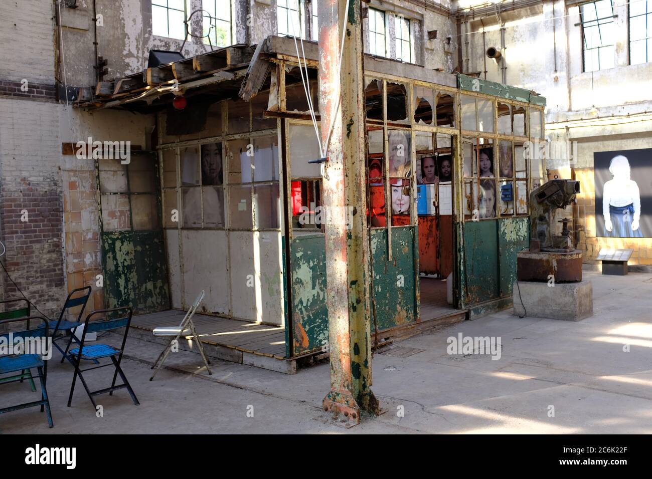 L'interno di un magazzino industriale abbandonato in un vecchio parco industriale chiamato Hembrug in olanda Foto Stock