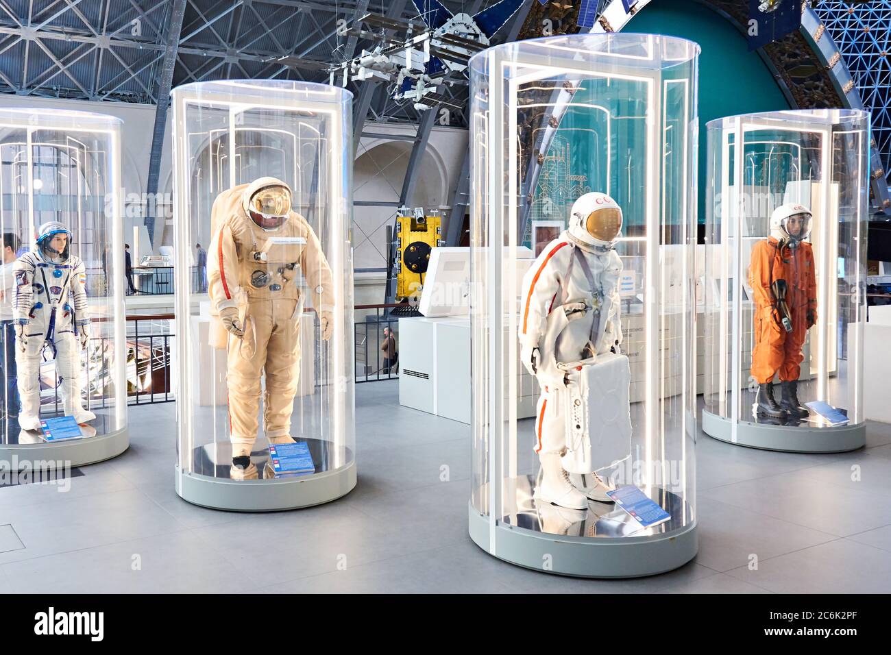 Mostra VDNH, padiglione spaziale, MOSCA, RUSSIA - 07 gennaio 2019: Abiti spaziali russi Foto Stock