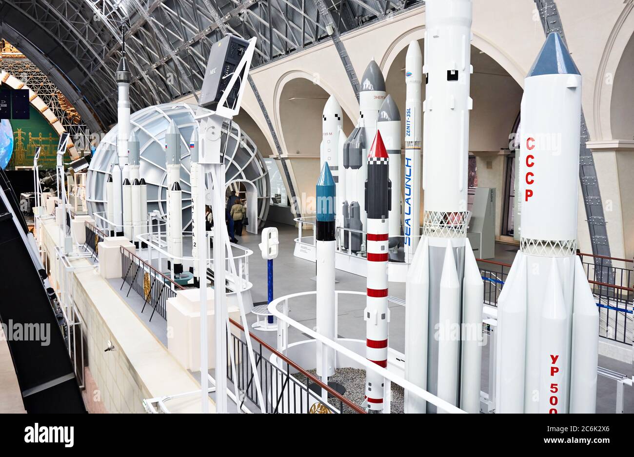 Mostra VDNH, padiglione spaziale, MOSCA, RUSSIA - 07 gennaio 2019: Modelli di razzi spaziali nel museo Foto Stock