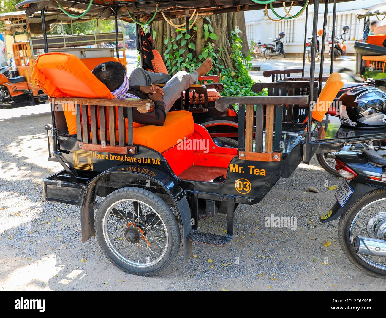 Un taxi di moto tuk tuk di proprietà del signor Tea con lo slogan 'have a break, have a tuk tuk' scritto sul lato, Siem Reap, Cambogia, Sud Est asiatico Foto Stock