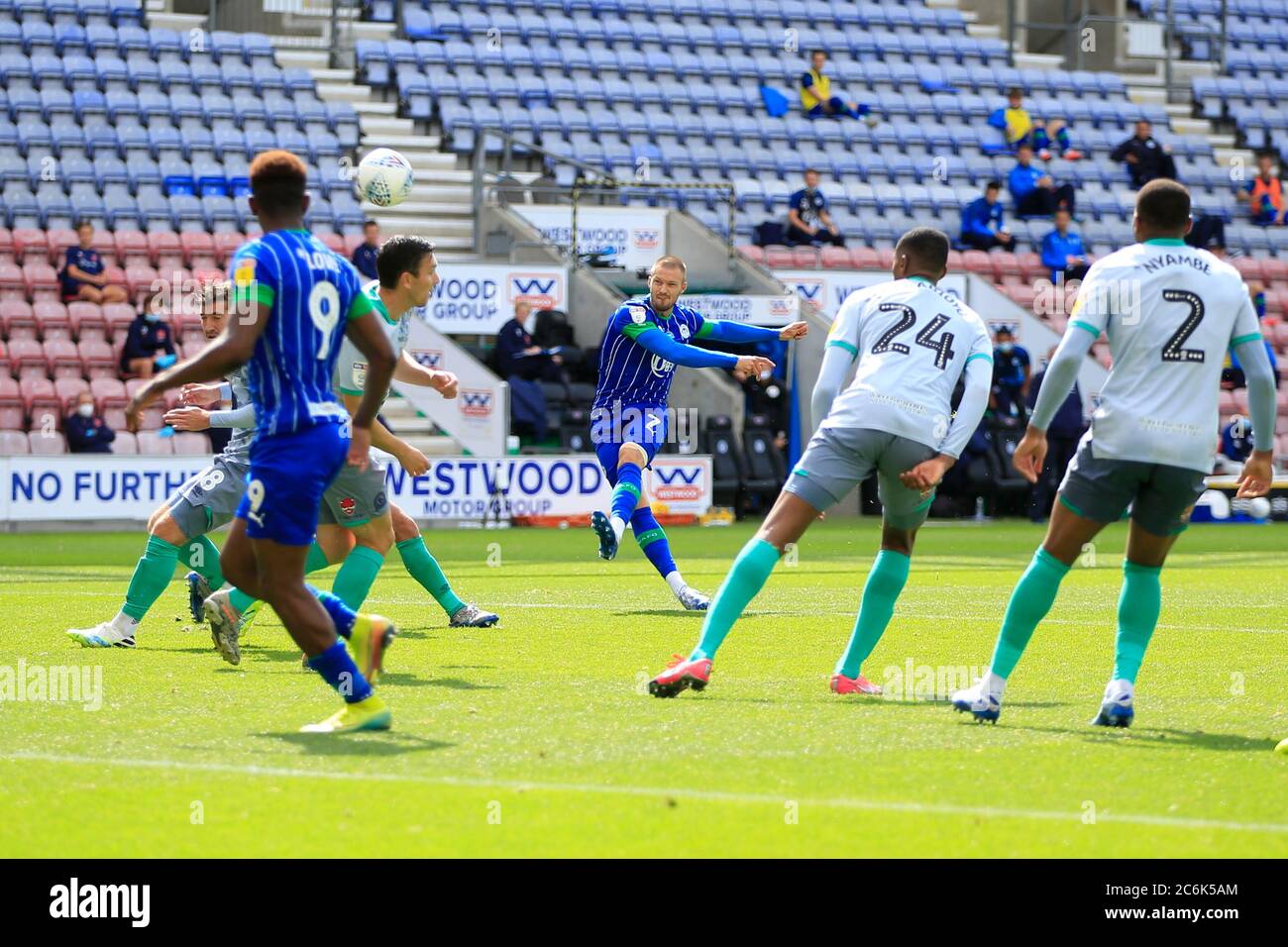 Anthony Pilkington (07) di Wigan Athletic spara un colpo sulla porta Foto Stock