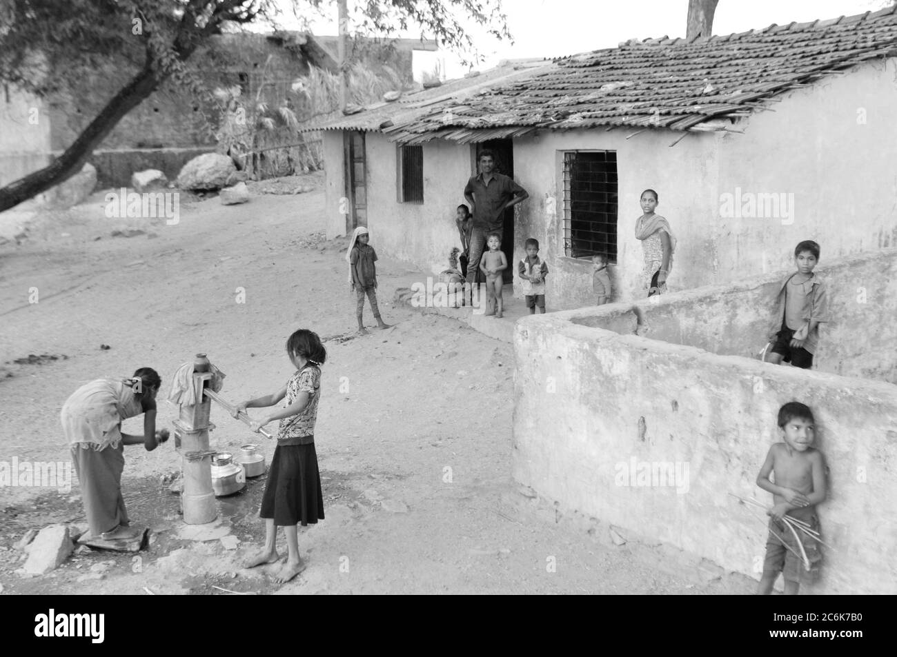 Bauernkinder an der Wasserquelle in der Nähe von Poshina in Gujarat | Gujarat villaggio gente vicino a Poshina alla fonte d'acqua Foto Stock