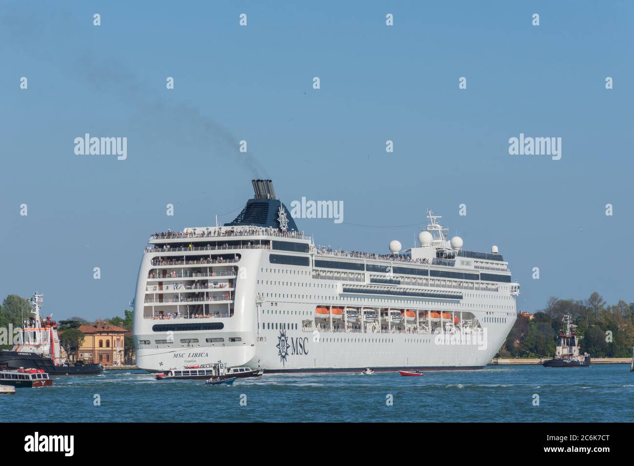 Venezia, Italia - 20 aprile 2019: Nave da crociera MSC Lirica della società MSC  Crociere nel porto di Venezia Foto stock - Alamy