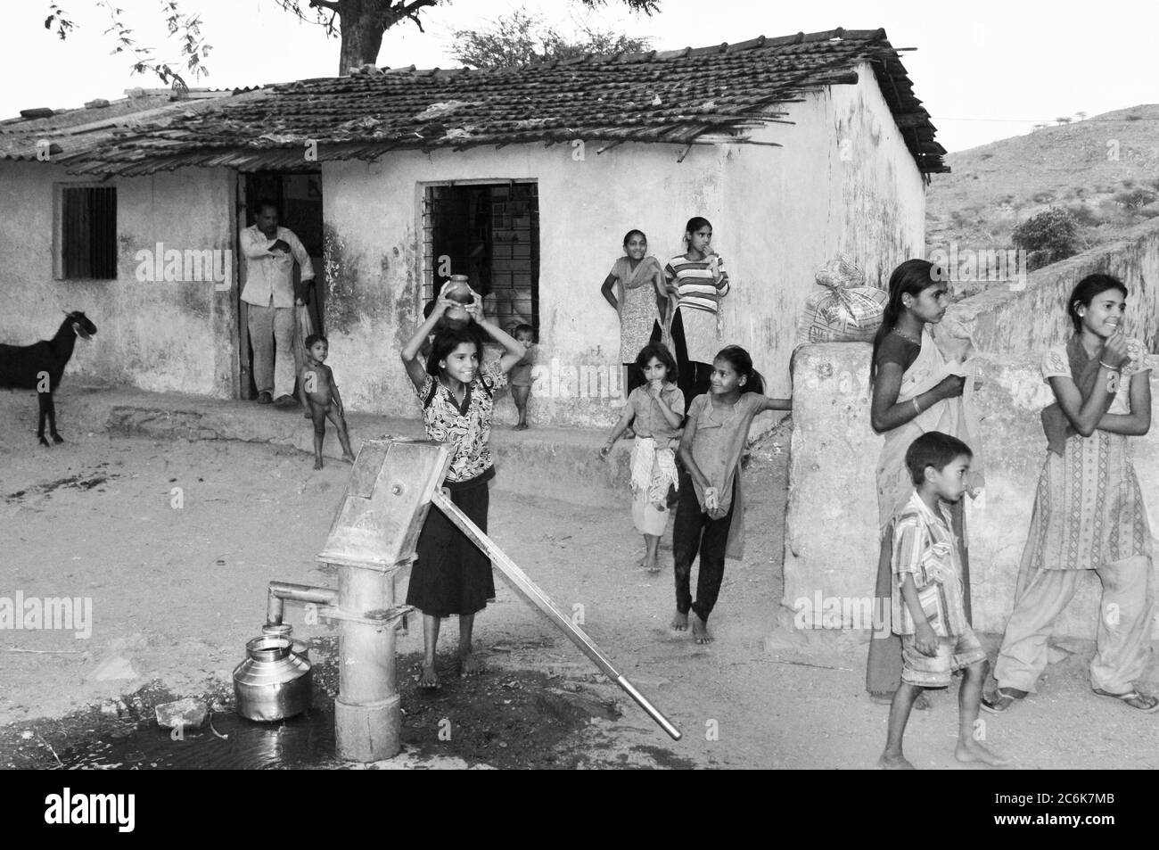 Poshina/Gujarat: Eine saubere Wasserquelle im Bauerndorf sichert den BewohnerInnen bessere Gesundheit und mehr Ernte Erträge | una fonte d'acqua è essen Foto Stock