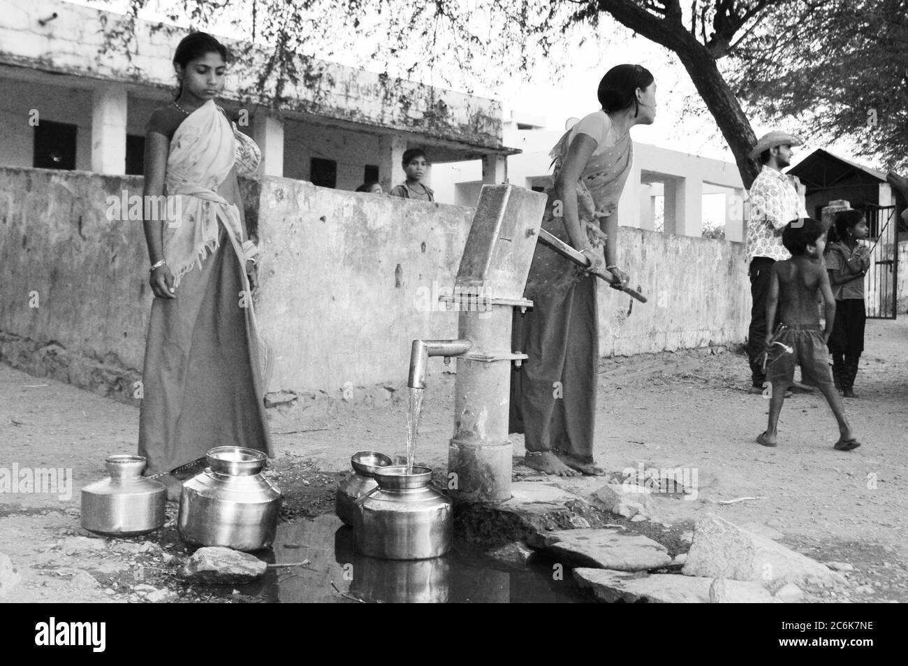 Poshina/Gujarat: Eine saubere Wasserquelle im Bauerndorf sichert den BewohnerInnen bessere Gesundheit und mehr Ernte Erträge | una fonte d'acqua è essen Foto Stock