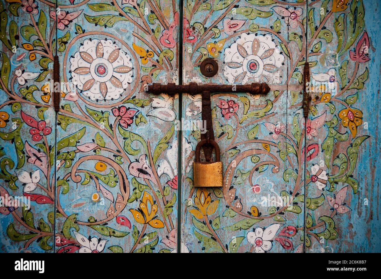Vecchia maniglia per porta in legno, Marrakech, Marocco Foto Stock