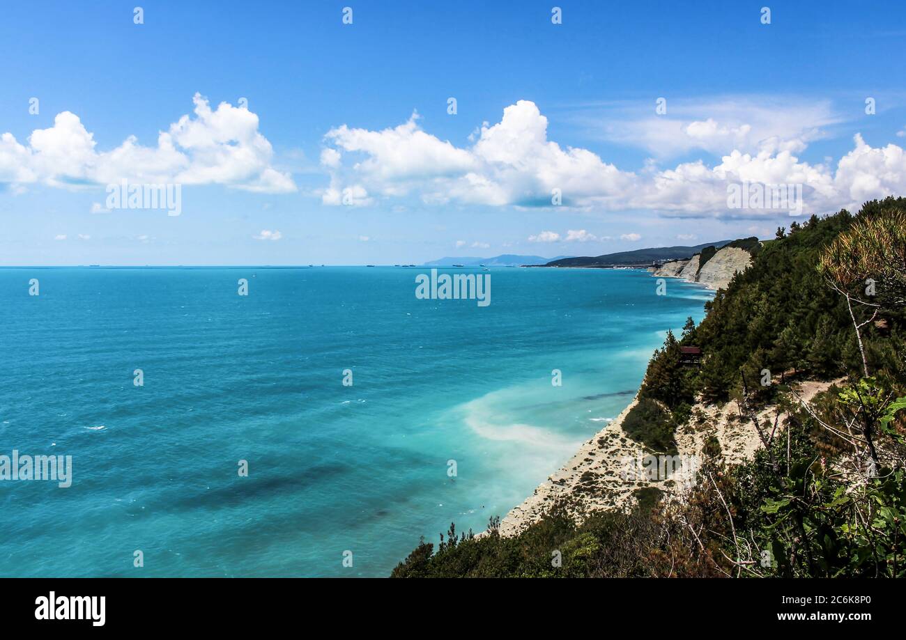 Vista sulla foresta, le rocce e la spiaggia selvaggia nel campo Sosnovka, alla periferia della città di Gelendzhik località. Ottimo luogo di soggiorno. Costa del Mar Nero Foto Stock