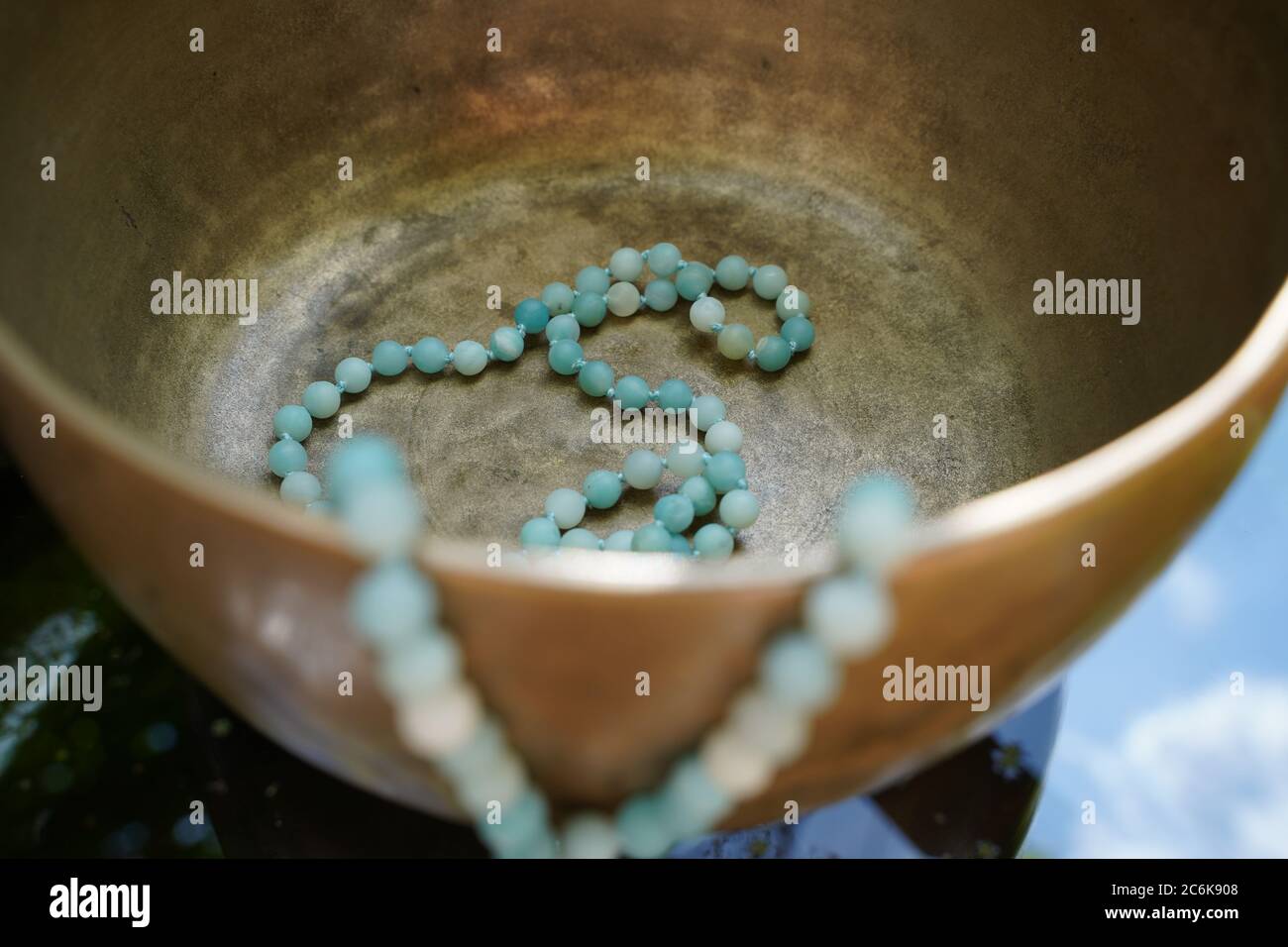La ciotola tibetana di canto primo piano con la bella Mala turchese per soundhealing Foto Stock