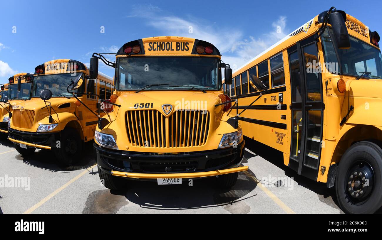 Mount Pleasant, Wisconsin, Stati Uniti. 10 luglio 2020. Gli autobus scolastici sono parcheggiati presso la prima compagnia di autobus studentesca nel villaggio di Mount Pleasant, Wisconsin giovedì 10 luglio 2020, come distretti scolastici, compreso il Racine Unified School District, pesano le opzioni per la riapertura della scuola. First Student commissiona servizi di trasporto al distretto di Racine. Credit: Mark Hertzberg/ZUMA Wire/Alamy Live News Foto Stock