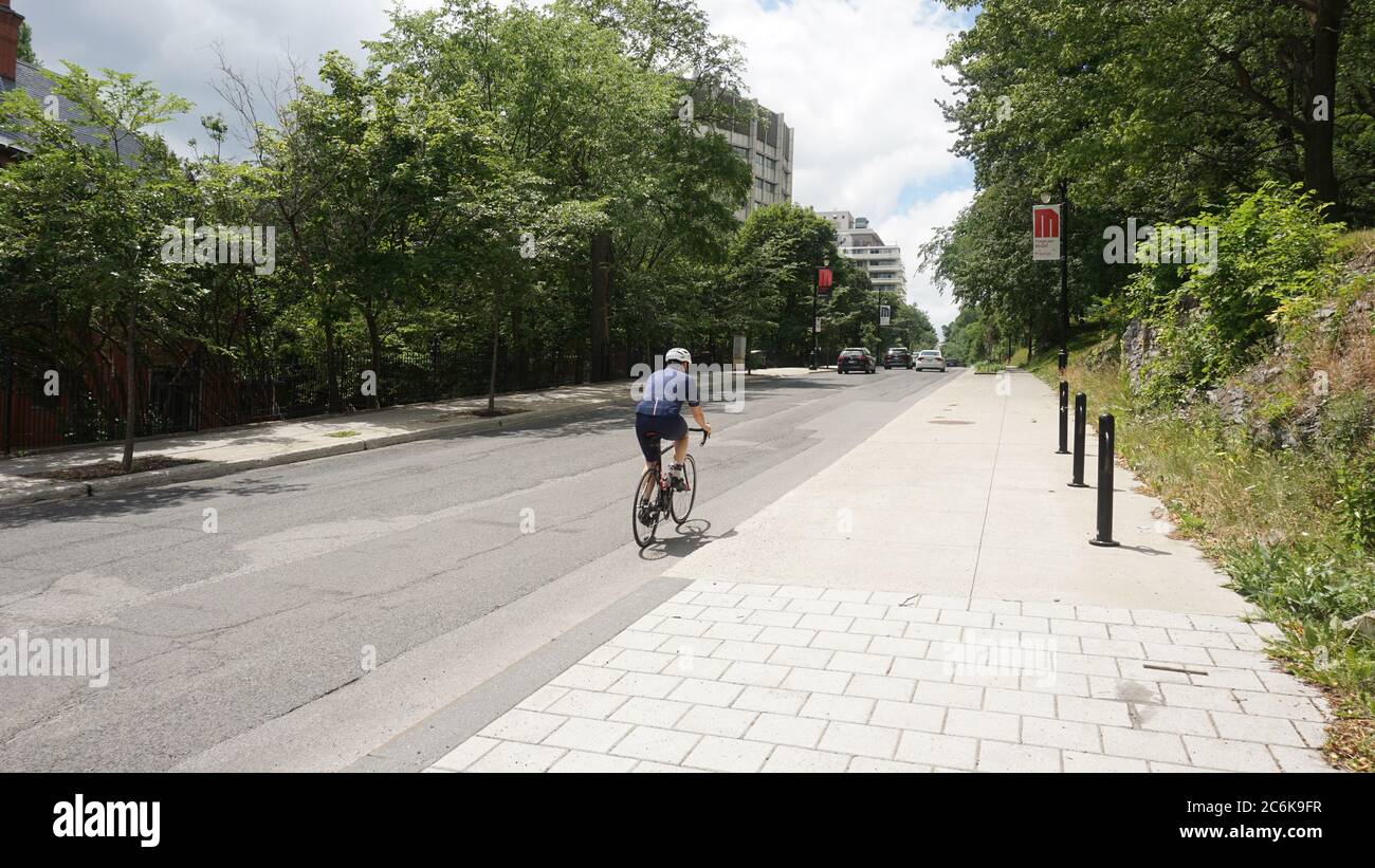 Montreal, QC/ Canada - 24/6/2020: Viale Pins vicino al campus della McGill University dopo la facilità di blocco del coronavirus. Foto Stock