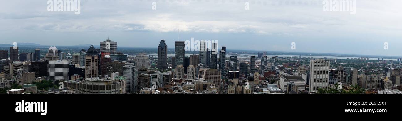 Montreal, QC / Canada 26 ottobre 2020: Vista panoramica dello skyline di Montreal dal Mount Royal Chalet Foto Stock