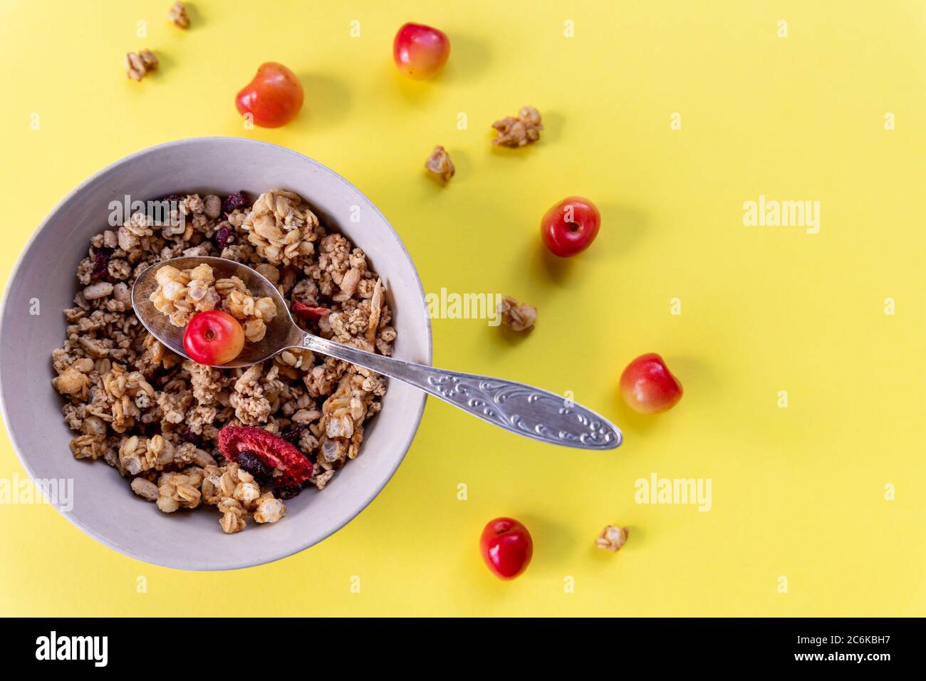 Deliziosa e sana colazione muesli integrale, con un sacco di frutta secca, noci, cereali e un fresco ciliegie.fiocchi d'avena e frutti di bosco freschi. Cibo fatto Foto Stock