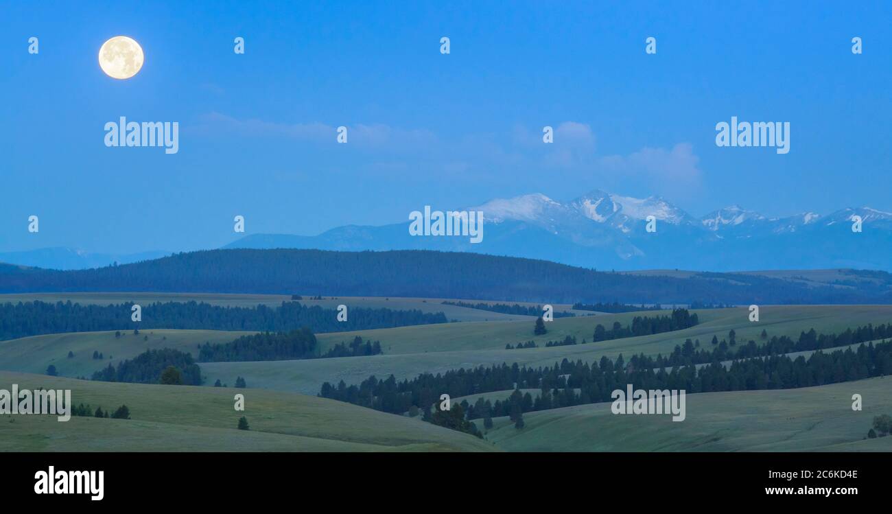 panorama della luna piena in un cielo pre-alba sopra la gamma di torrente selce vicino avon, montana Foto Stock