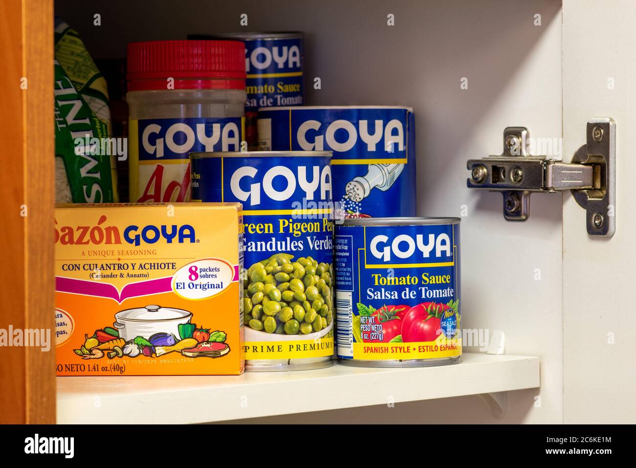 Latinos ha tagliato i legami e boicottato Goya Foods dopo che il presidente della società, Bob Unanue, ha fatto osservazioni controverse su Donald Trump alla Casa Bianca. Foto Stock