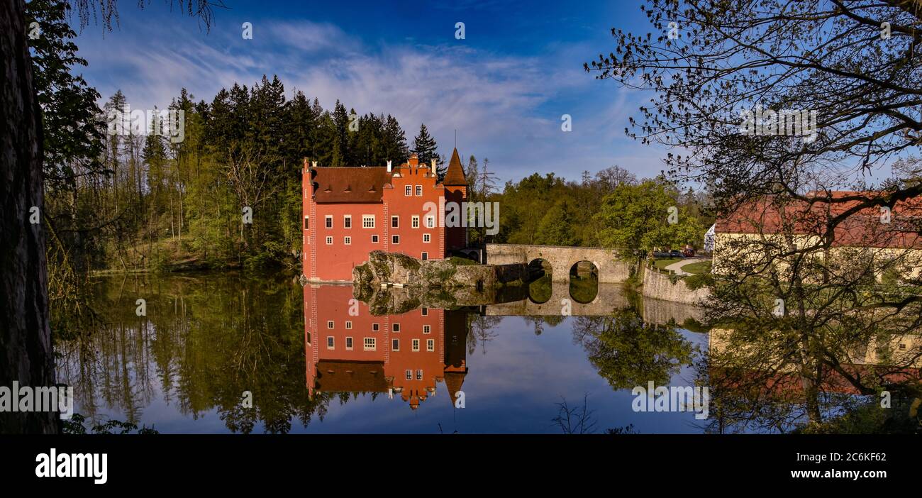 Castello Cervena Lhota che si riflette nel lago nella Boemia meridionale, Repubblica Ceca Foto Stock