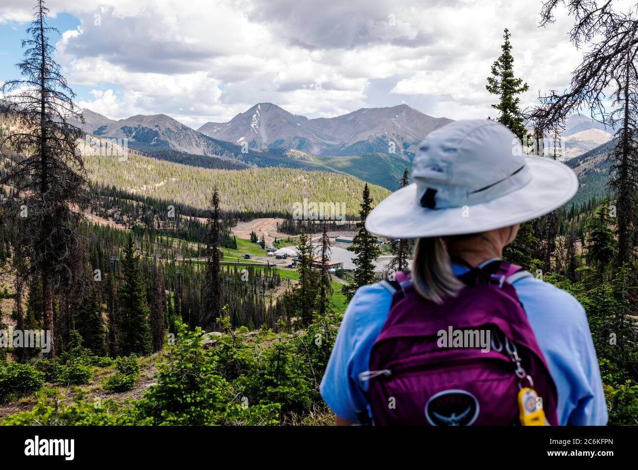 Le donne che camminano si fermandano per godersi la vista; Monarch Mountain; Colorado Rocky Mountains; Colorado; USA Foto Stock