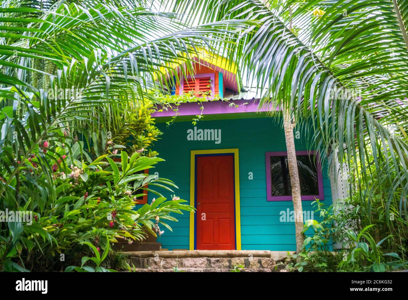 Casa tropicale multicolore nella natura tropicale dell'isola di la digue, Seychelles. Foto Stock