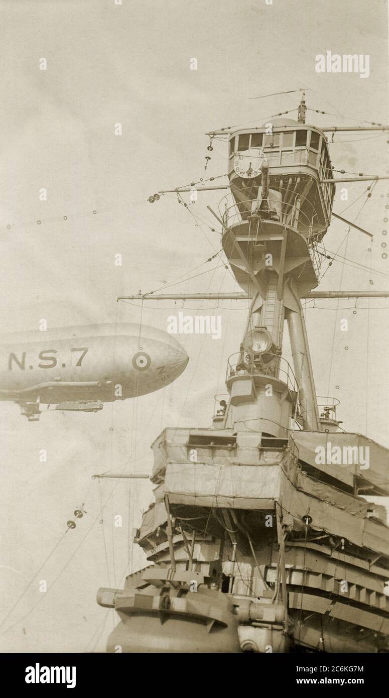 Circa 1917. La sovrastruttura dell'isola della portaerei della Royal Navy, H.M.S. Furious, con il dirigibile classe Mare del Nord N.S.7 che vola sopra. Foto Stock