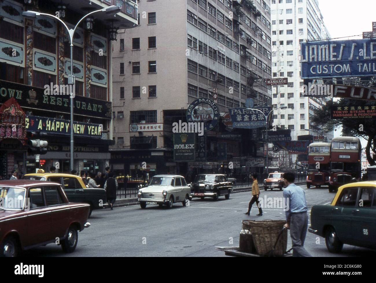 Una scena di strada trafficata a Hong Kong. 1968. Nathan Road, Kowloon. Cartelli pubblicitari sugli edifici. Foto Stock