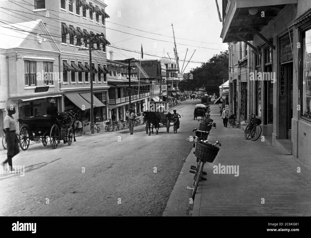 Una scena di strada a Bermuda. Queen Street, Hamilton. Inizio anni '30. Il ristorante Quarry e cocktail Bar in primo piano. Foto Stock