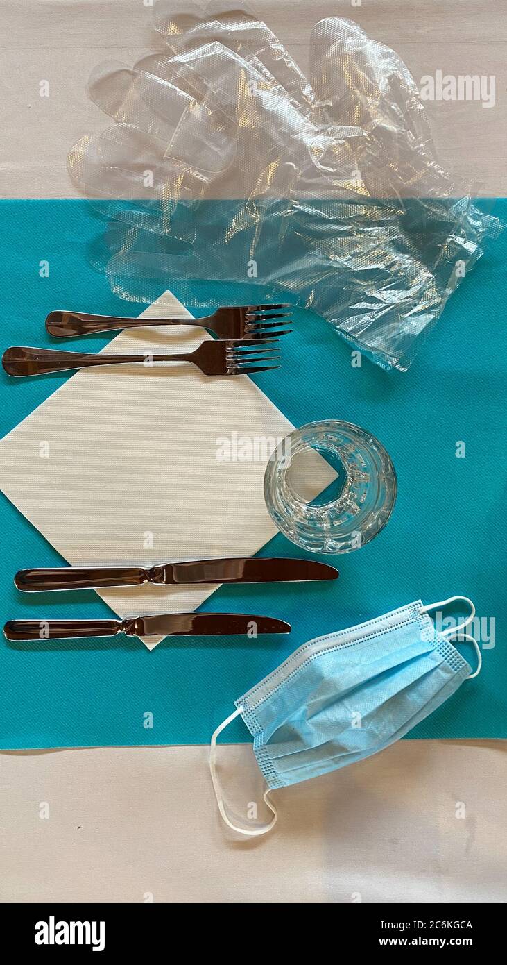 tavolo in hotel sulla costa azzurra. per prendere un cibo è necessario indossare una maschera e guanti. Foto Stock