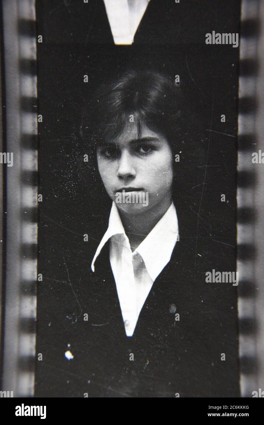 Fine anni '70 vintage contatto stampa in bianco e nero fotografia di giovane donna mannish con capelli scuri. Foto Stock